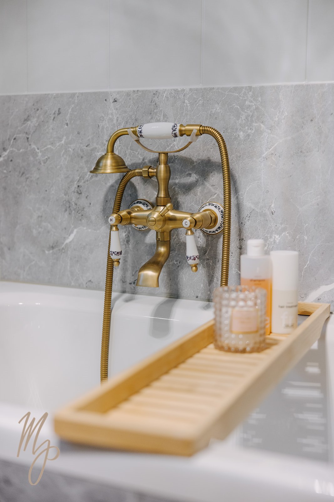 Messing-Wannenarmatur im Retro-Stil mit Badewannenablage
