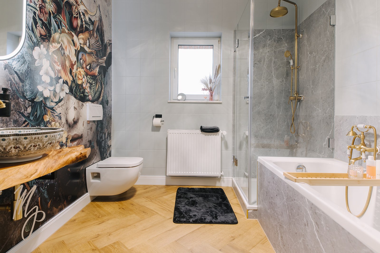 Badezimmer mit Badewanne, Glasdusche und Messing-Armaturen